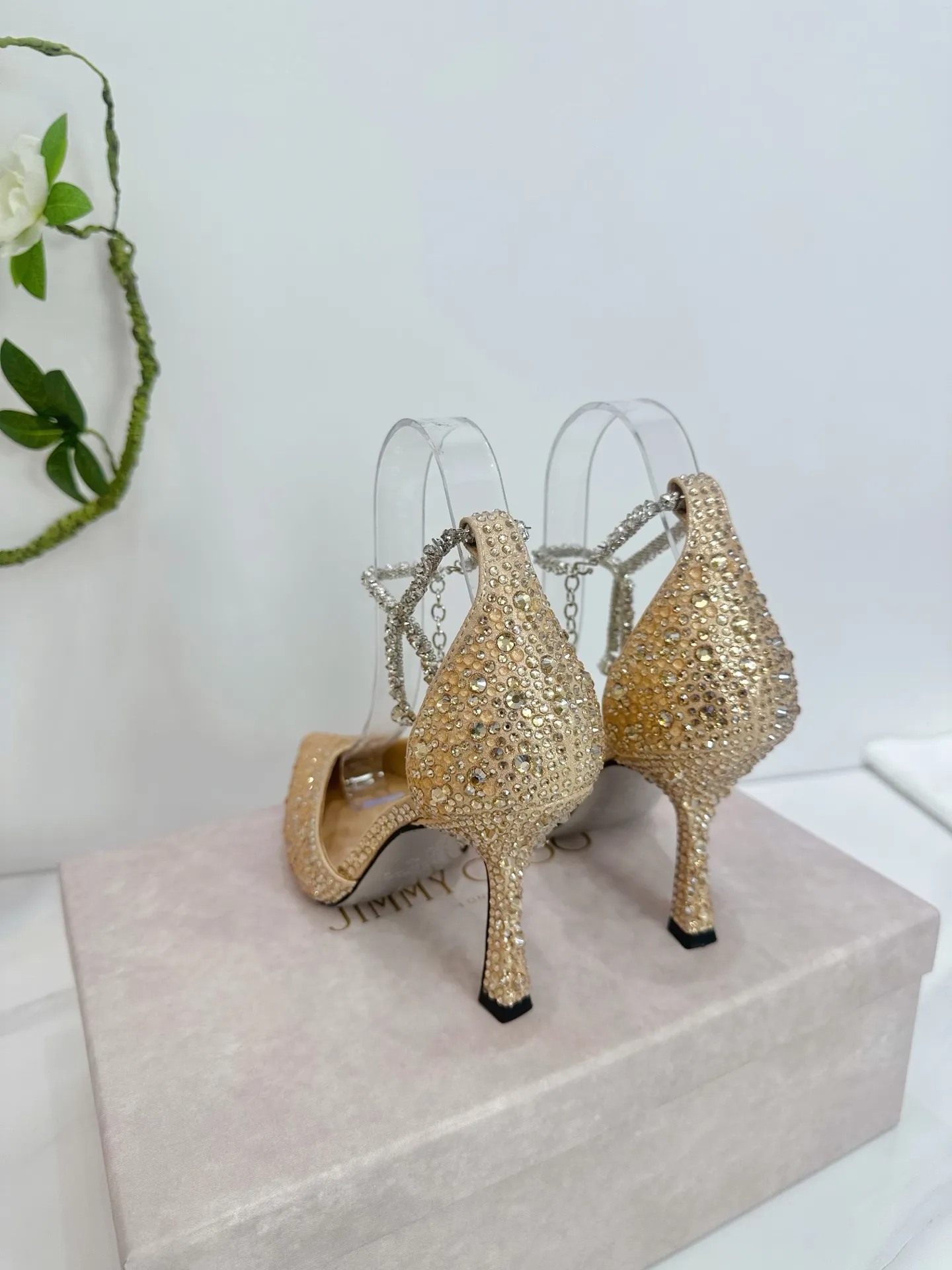 👟👟Ex-factory price 820👟👟 JIMMY CHOO (Jimmy CHOO) 💝💝💝 is a very comprehensive noble fashion lifestyle brand, with a series of women's high-heeled, medium-heeled, flat-heeled sandals with the same strap from major fashion bloggers and celebrities in Hong Kong and the United States.  The Australian pointed toe, round toe and square toe series are simply beautiful. Fall in love with elegance and playful sense of the future. Just by looking at them, you want to own them immediately, but you can really think about a pair of exquisite high heels~~~~~~~~~~~~~~~~~ 💝This series is specially designed for extraordinary and indifferent ladies, thus creating a unique overall effect, Jimmy Choo Design products that inspire women to move forward and show their charm💝💝💝 1⃣️Material: Imported silk hot diamond 2⃣️Inner: Imported Italian lambskin, super soft and delicate 3⃣️Outsole: Imported Italian original original color genuine leather injection molded outsole Heel height 8.5 4⃣️Code number: 35 to 39 (34.40.41.42. Customized)